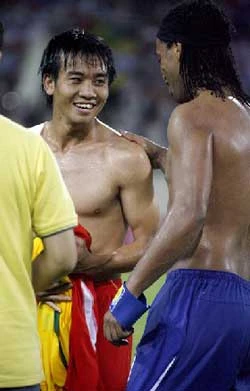 Minh Đức và Ronaldinho đổi áo sau trận đấu. Ảnh: QM