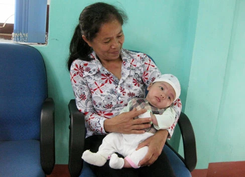 Mẹ ruột bán con trai 10 ngày tuổi lấy 10 triệu đồng ảnh 1