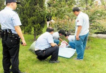 Hài nhi cụt ngón tay út bị vứt ngoài bụi cỏ ảnh 1