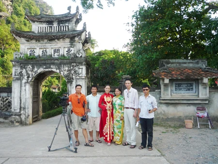 Người đẹp Thu Hà (áo dài đỏ) đồng hành cùng đoàn làm phim Sông Hồng ký sự trong vai trò một MC duyên dáng.