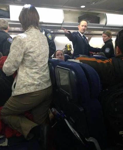 Thiếu nữ 17 tuổi sinh con ở độ cao 12.000m ảnh 1