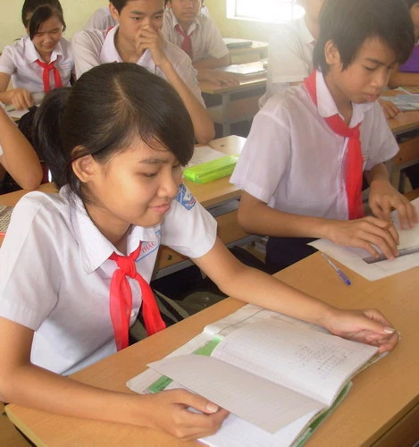 Thảo (bìa trái) trong lớp học tại Trường THCS Nguyễn Huệ