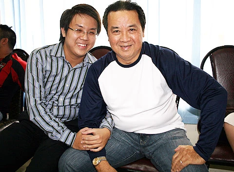 Diễn viên Gia Bảo (trái) bên ông nội, NSƯT Bảo Quốc. "Nếu không là phải là cháu nội danh hài Bảo Quốc, tôi nghĩ mình cũng tìm được chỗ đứng trong làng nghệ thuật; nhưng chắc chắn sẽ mất thời gian lâu hơn. Tôi không phủ nhận nền tảng gia đình mang đến nhiều thứ cho mình; và đó là áp lực lẫn động lực", Gia Bảo nói. Ảnh: Đ.D.