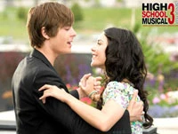 Zac Efron và Vanessa Hudgens vào vai Troy và Gabriella trong High school musical 3 - Ảnh: imdb