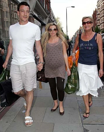 John Terry chu cấp khá đầy đủ cho mẹ đẻ và mẹ vợ.