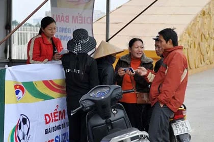 "Cò" nhộn nhịp quanh các quầy bán vé AFF Cup ảnh 9