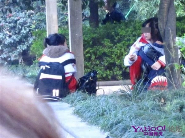 Teen cấp 2 Trung Quốc ôm hôn, rít thuốc công khai ảnh 3