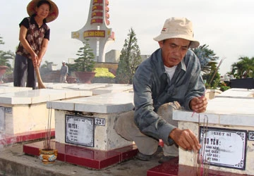 Ông Hai quản trang ảnh 1