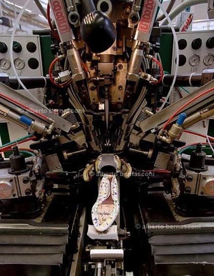 Xem giày nghìn đô được làm ra thế nào? ảnh 5