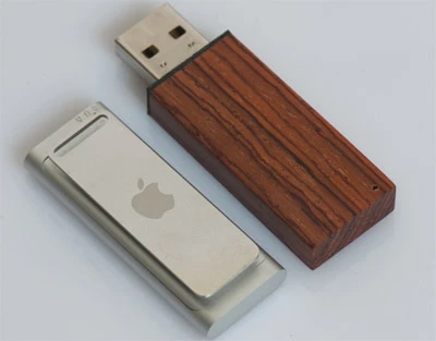 Nhỏ hơn USB gỗ.