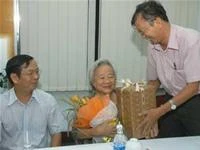 Anh Dương Thành Truyền - phó tổng biên tập báo Tuổi Trẻ - tặng hoa và quà chúc mừng sinh nhật thạc sĩ Nguyễn Thị Oanh.