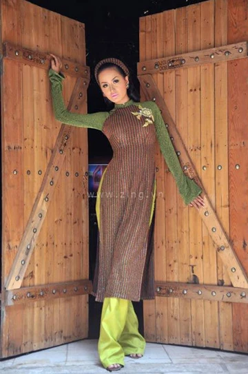 Mai Phương Thúy cổ điển với áo dài ảnh 4