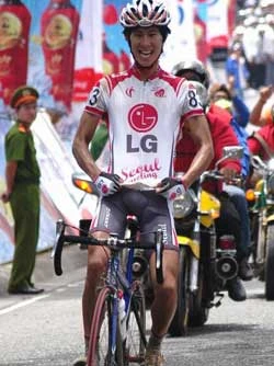 Gong thắng ở hai đỉnh đèo và một mình về đích đoạt áo đỏ, xé áo vàng và hăm he áo xanh. Ảnh: MINH QUANG