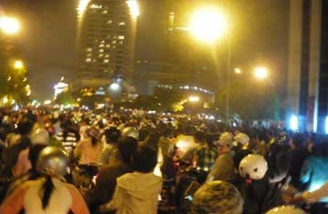 Dòng người đổ về khu vực công trường Mê Linh (Q.1) để xem bắn pháo hoa nghệ thuật chật cứng vào đêm giao thừa (ảnh: N.D) Dòng người đổ về khu vực công trường Mê Linh (Q.1) để xem bắn pháo hoa nghệ thuật chật cứng vào đêm giao thừa (ảnh: N.D)