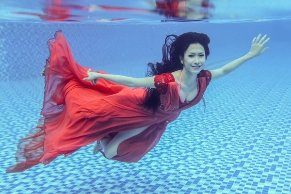 Những shoot hình đẹp của HH phụ nữ VN qua ảnh 2012 ảnh 6