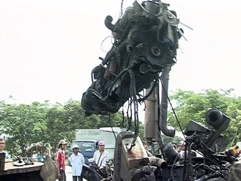 Tài xế ngủ gật, xe container rơi xuống kênh ảnh 2