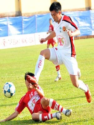 Lee Nguyễn (áo trắng) trong trận HA.GL gặp Sài Gòn United ở Cúp Quốc gia 2009. (Ảnh: VSI).
