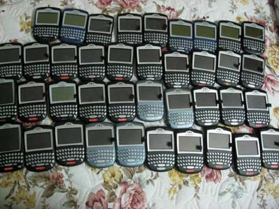 Nếu chỉ để thoại, nhắn tin và... "tạo dáng" thì những chiếc BlackBerry hàng dựng tại VN cũng đảm đương nhiệm vụ không kém hàng xịn là mấy. Nguồn ảnh: handheld.vn