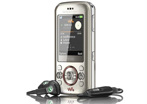 Sony Ericsson W395 lần đầu tiên giảm giá. Ảnh: Newmobile.