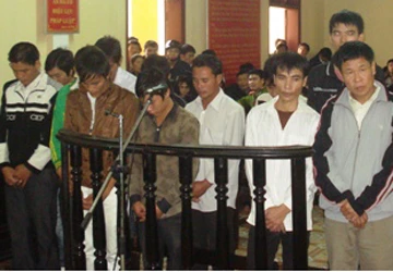 Xét xử vụ án dân đốt xe CSGT ảnh 1