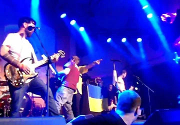 Nga cấm cửa ban nhạc Mỹ phỉ báng cờ Nga ảnh 1