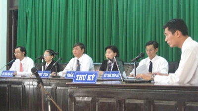 Trực tiếp phiên xử sơ thẩm kỳ án vườn mít lần 3: Điều tra viên làm ẩu, phải xử lý ai? ảnh 2 Trực tiếp phiên xử sơ thẩm kỳ án vườn mít lần 3: Điều tra viên làm ẩu, phải xử lý ai? ảnh 2