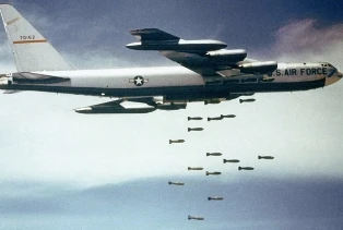 Hà Nội - 12 ngày đêm dưới mưa bom - Kỳ 1: “Cuộc đón tiếp lịch sự” bắt đầu! ảnh 2