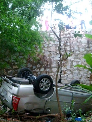 Xe Innova lao xuống hố sâu hơn 5 mét ảnh 1