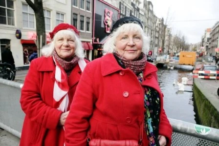 Cặp gái gọi song sinh “giải nghệ” ở tuổi 70 ảnh 1