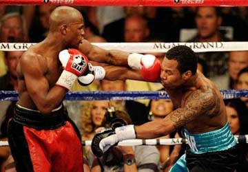 Floyd Mayweather thắng áp đảo trận quyền anh hạng bán trung ảnh 1
