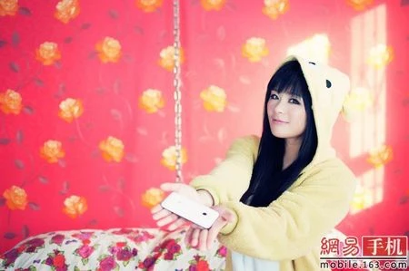 Meizu MX “câu khách” bằng chân dài ảnh 5