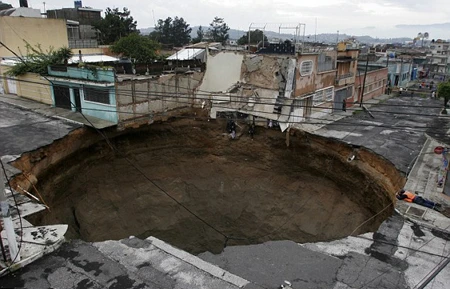 Tài xế thoát chết khi ô tô bị “hố địa ngục” nuốt trọn ảnh 5