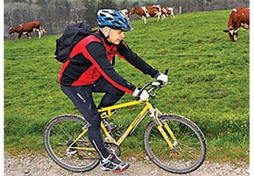 Bộ trưởng quốc phòng đạp xe đi làm ảnh 1