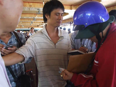 Hình ảnh cứu hộ trục vớt tàu Dìn Ký chìm trên sông Sài Gòn ngày 21-5-2011 ảnh 15