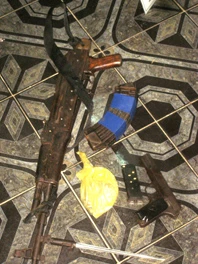 Hai khẩu súng cùng hai hộp đạn thu được Hai khẩu súng cùng hai hộp đạn thu được