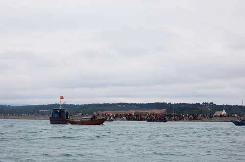 Với tất cả người đang đứng trên bờ sống bên kia- xã Quảng Hải đây là một cái tết buồn nhất, đau đớn nhất