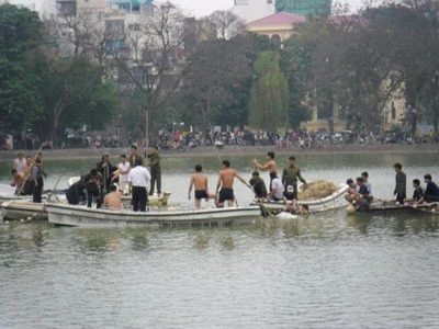 Trực tiếp quây bắt Rùa hồ Gươm: Cụ đã vào "lồng" ảnh 2 Trực tiếp quây bắt Rùa hồ Gươm: Cụ đã vào "lồng" ảnh 2