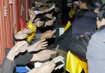 Không tổ chức phát ấn đền Trần hằng năm ảnh 1