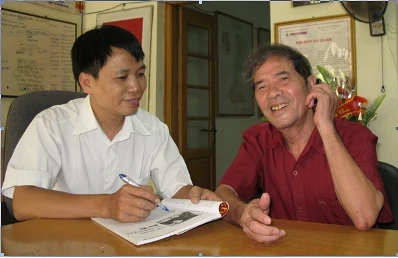 Nhà văn Lê Lựu (phải) và tác giả bài viết, tháng 10-2008