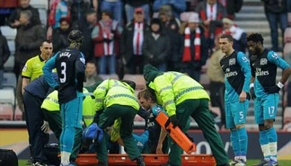 Lên bàn mổ, Per Mertesacker nghỉ hết mùa giải ảnh 1