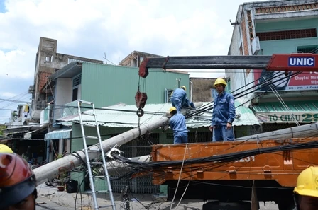 Trụ điện đổ đè nhà dân, hàng chục người bỏ chạy ảnh 1