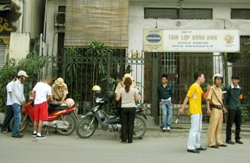 Tung cảnh sát giao thông mặc thường phục xử lý người không đội mũ bảo hiểm ảnh 1