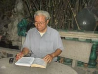 Giây phút tĩnh lặng, nhẹ nhàng của linh mục Nguyễn Hữu Triết. Giây phút tĩnh lặng, nhẹ nhàng của linh mục Nguyễn Hữu Triết.