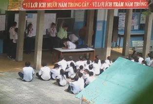 Hiệu trưởng đánh học sinh ảnh 1