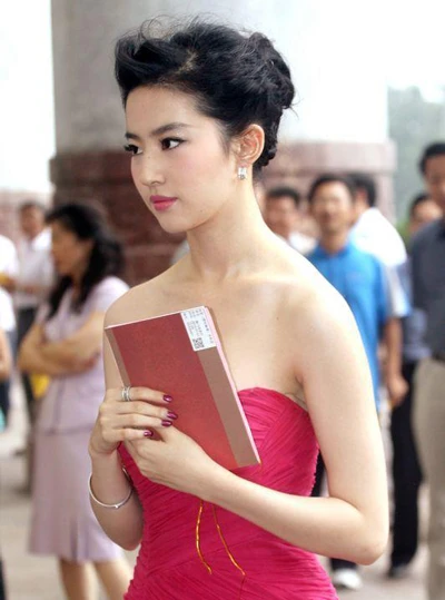 Lưu Diệc Phi: Váy hồng xinh xắn! ảnh 4