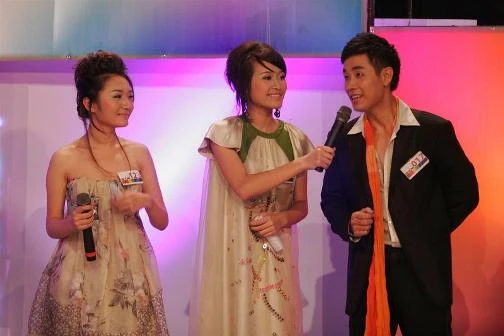 Nguyễn Khang cùng 2 thí sinh nữ của VCK