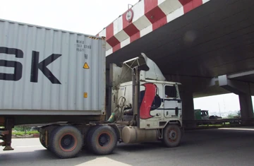 Nghịch lý: Xe không chui lọt qua gầm cầu vượt ảnh 2