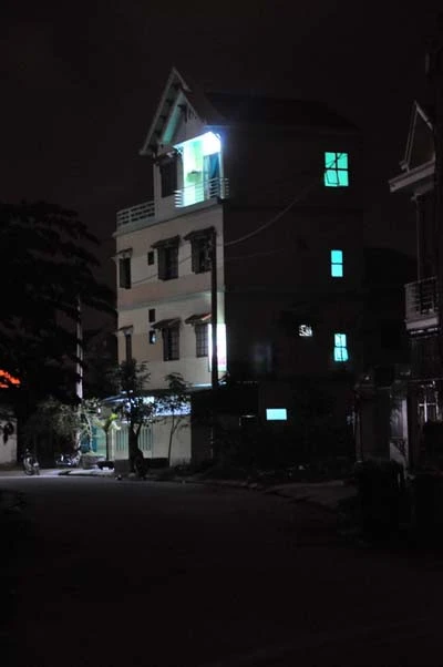 Tường thuật trực tiếp: Vụ dùng súng AK bắt cóc con tin đang diễn ra ở Huế - Phần 1 ảnh 2