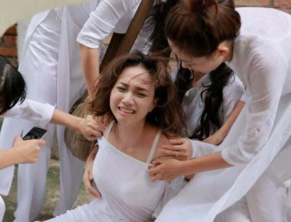 Đinh Ngọc Diệp bị xé áo trong phim 3D Việt ảnh 13