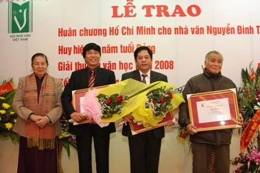 Trao Giải thưởng văn học Việt Nam 2008. Ảnh: Nguyễn Đình Toán